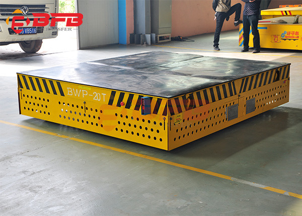 Elektrischer batteriebetriebener Oberleitungsomnibus-Wagen auf Boden für die Werkstatt-Teil-Behandlung